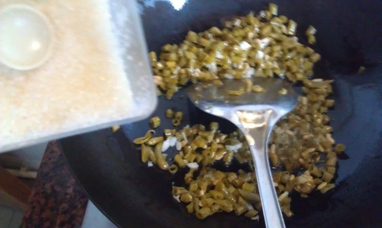 酸豆角汤米粉步骤5