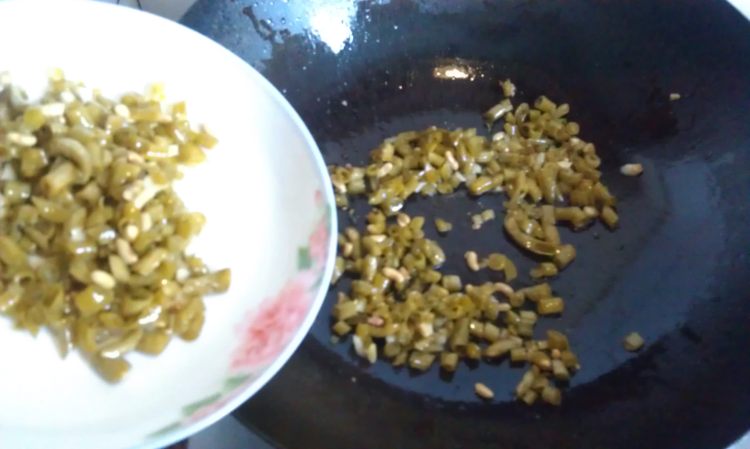 酸豆角汤米粉步骤6