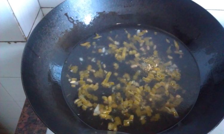 酸豆角汤米粉步骤7