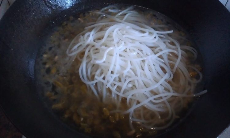酸豆角汤米粉步骤12