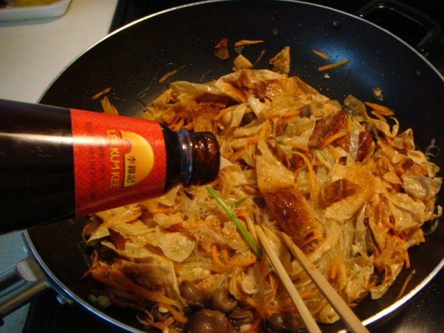 油炸腐竹炒粉丝步骤7