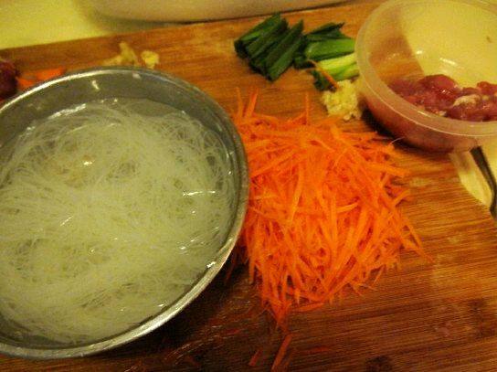 胡萝卜炒粉丝步骤1
