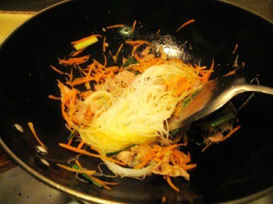 胡萝卜炒粉丝步骤4