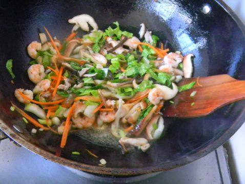 虾仁兴化米粉步骤5