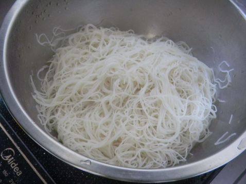 虾仁兴化米粉步骤3