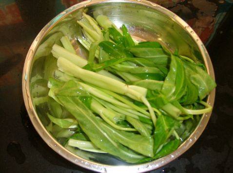通心菜汤米粉步骤1