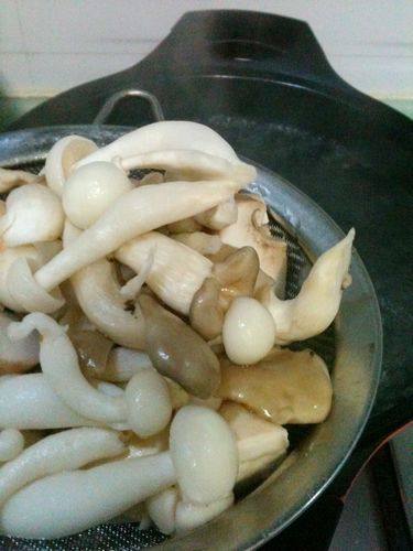 菌菇牛肉粉步骤2