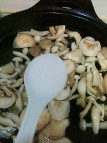菌菇牛肉粉步骤3