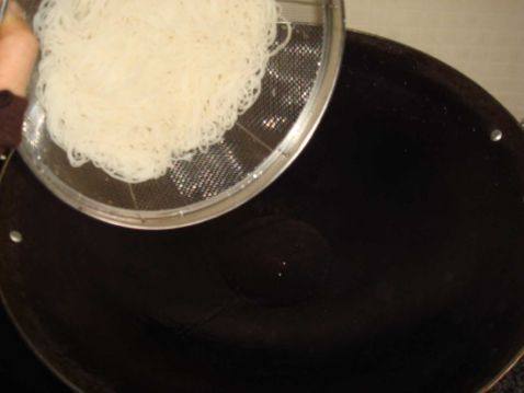 鲜蔬炒米粉步骤4