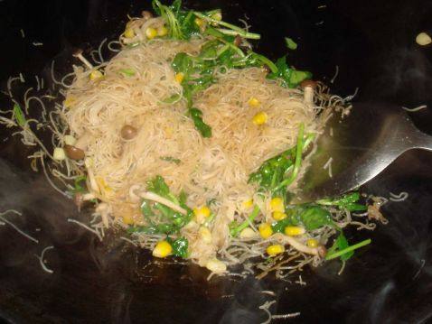 鲜蔬炒米粉步骤7