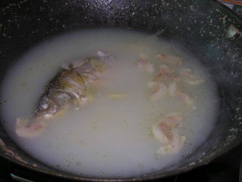 鲫鱼汤米粉步骤1