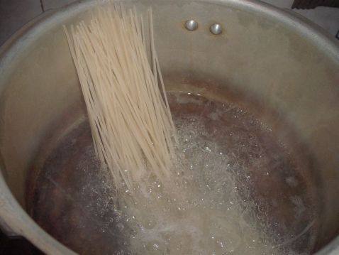 酸菜肉片炒米粉步骤1