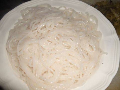 酸菜肉片炒米粉步骤2
