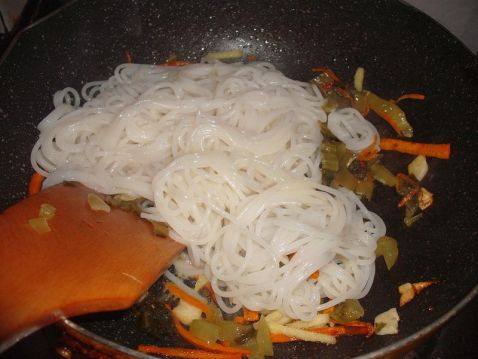 酸菜肉片炒米粉步骤5