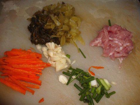 酸菜肉片炒米粉步骤3