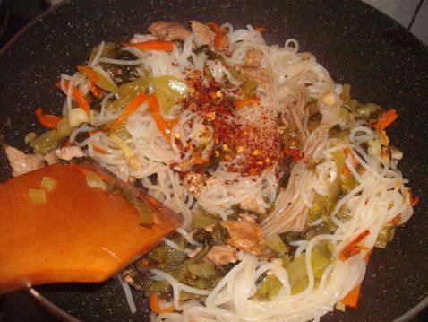 酸菜肉片炒米粉步骤6