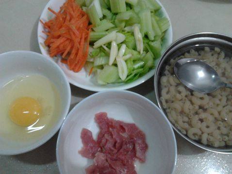 鸡蛋芹菜通心粉步骤1