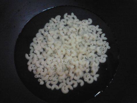 鸡蛋芹菜通心粉步骤2