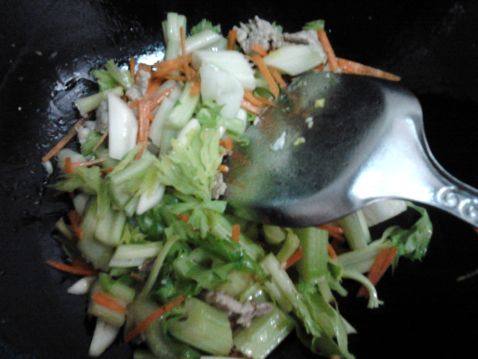 鸡蛋芹菜通心粉步骤6