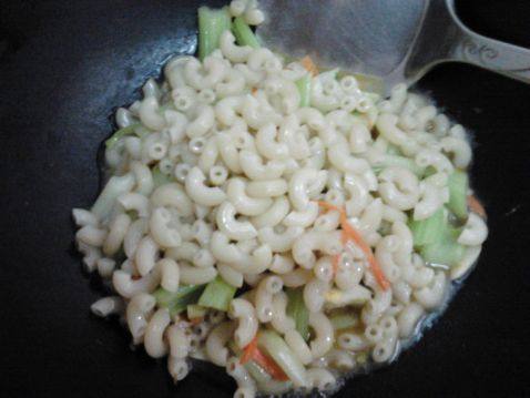 鸡蛋芹菜通心粉步骤8