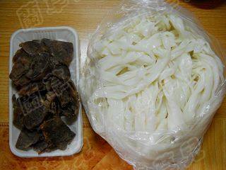 五香牛肉炒米粉步骤1
