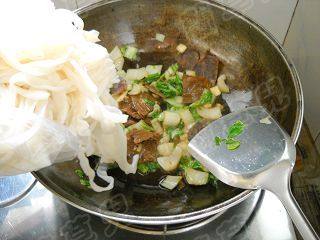 五香牛肉炒米粉步骤7