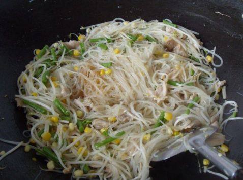 肉丝豇豆炒米粉步骤10