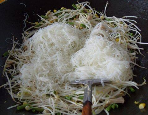 肉丝豇豆炒米粉步骤9