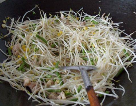 肉丝豇豆炒米粉步骤7
