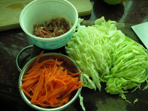 包菜炒米粉步骤1