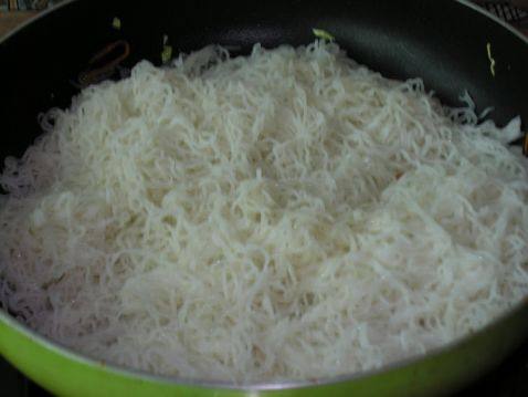 包菜炒米粉步骤7