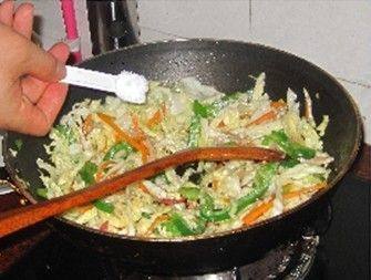 什锦蔬菜炒河粉步骤4