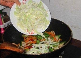 什锦蔬菜炒河粉步骤3