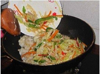 什锦蔬菜炒河粉步骤8