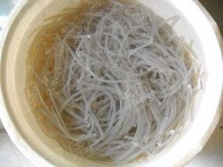 酸包菜梗薯粉肉丝步骤3