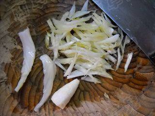 酸包菜梗薯粉肉丝步骤2