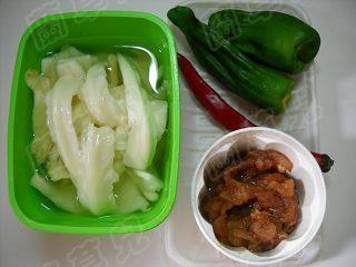 酸包菜梗薯粉肉丝步骤1