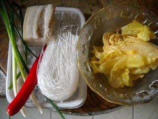 开胃酸菜白肉粉丝步骤1