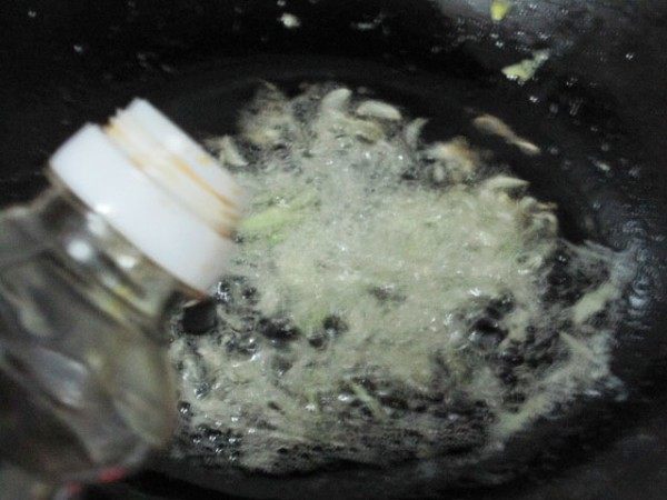 鲜河虾炒米粉步骤3