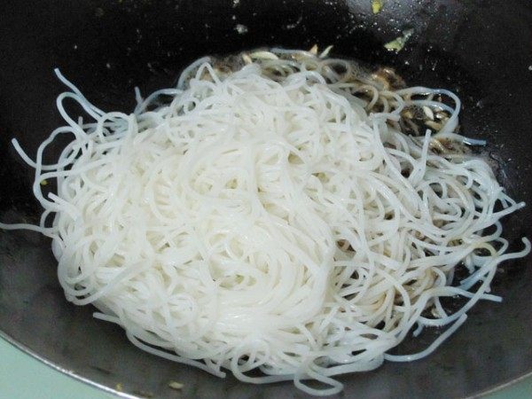 鲜河虾炒米粉步骤4