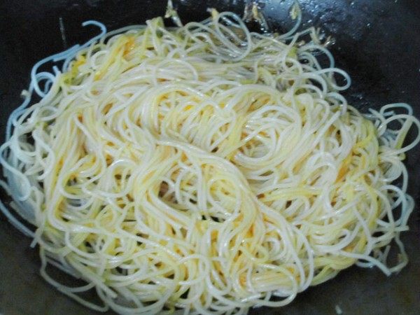 鲜河虾炒米粉步骤5