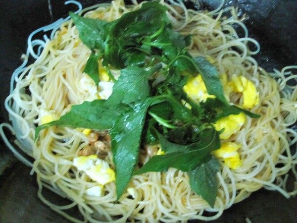 鲜河虾炒米粉步骤7