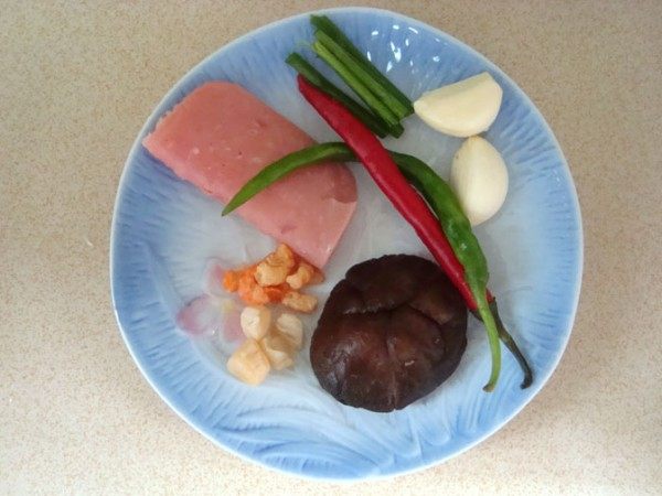 瑶柱香菇虾米火腿肠粉步骤1