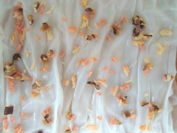 瑶柱香菇虾米火腿肠粉步骤7