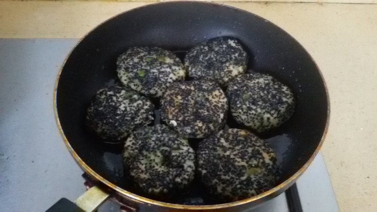 黑芝麻香葱糯米饼步骤7