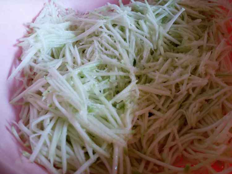 猪肉西葫芦馅饼步骤8