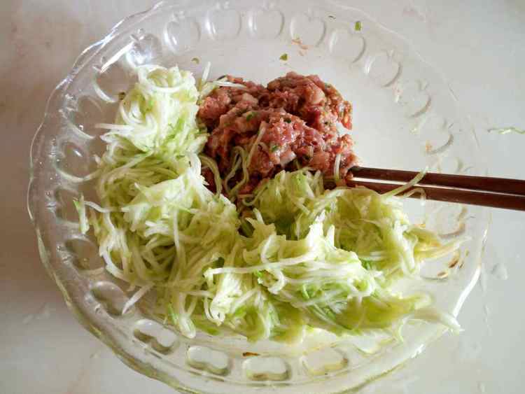 猪肉西葫芦馅饼步骤9