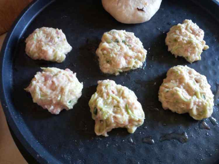 猪肉西葫芦馅饼步骤15