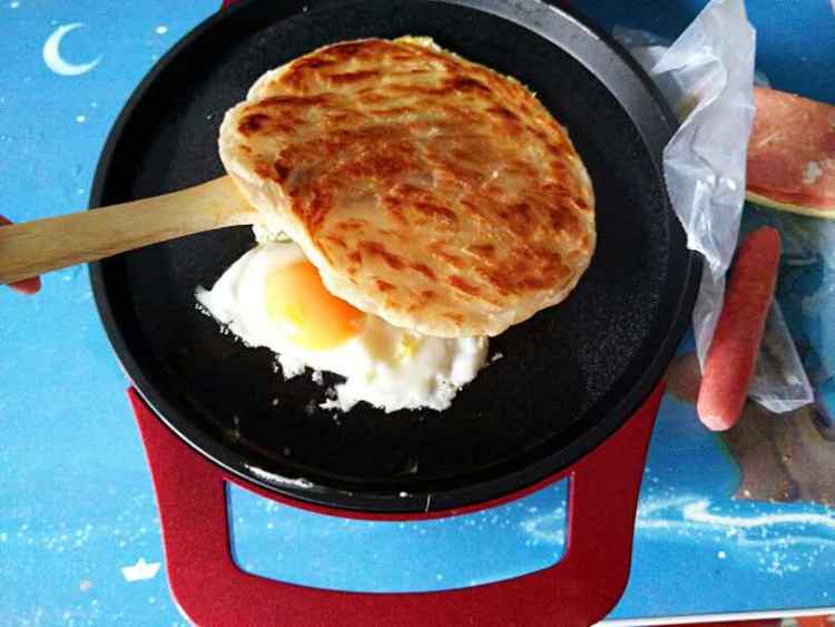 培根烤肠手抓饼步骤6