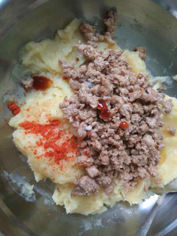 香煎心形土豆肉饼步骤7